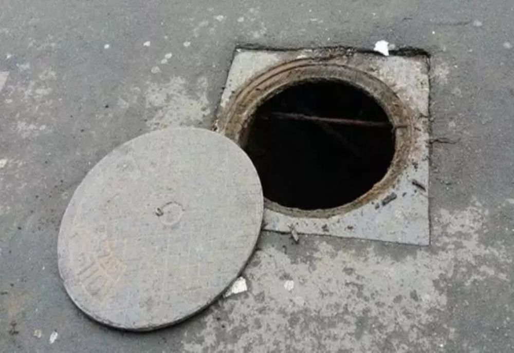 Despăgubiri de 25.000 de lei după ce o femeie a căzut într-un canal și și-a fracturat mâna