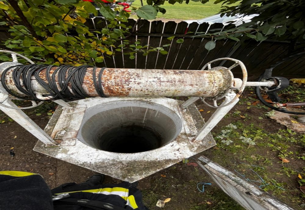 Tânăr scos inconștient dintr-o fântână