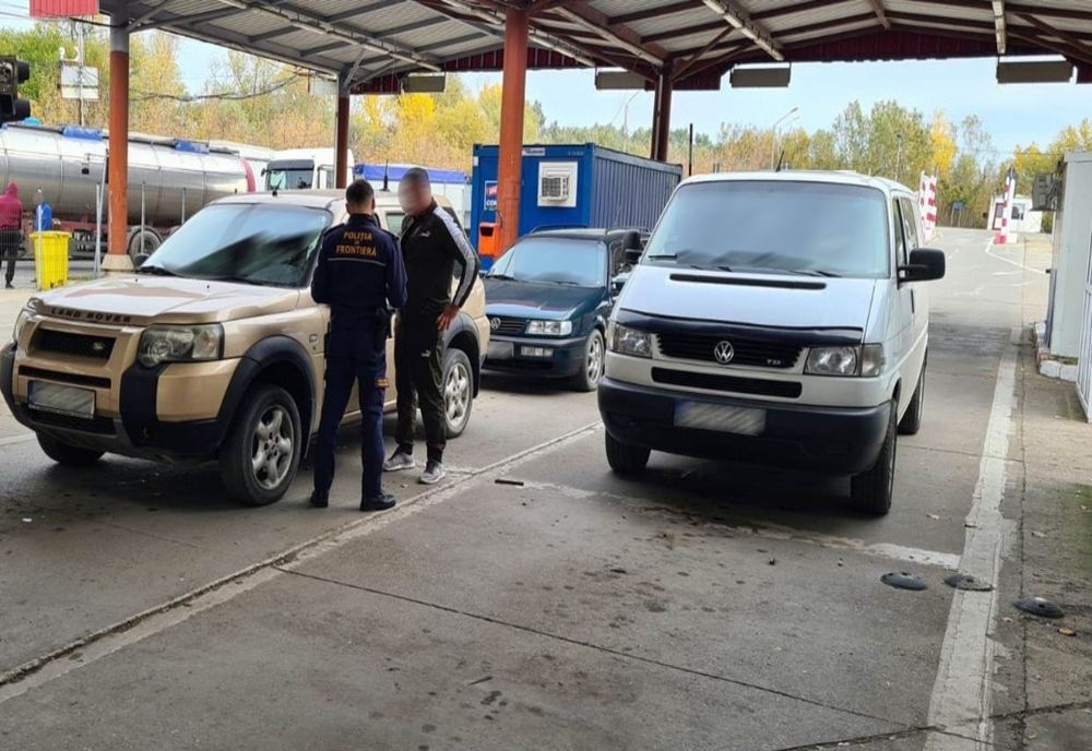 Cărţi de identitate false descoperite asupra a doi fraţi