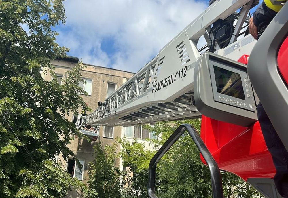 Pompierii intervin pentru a salva o persoană care s-a urcat pe o clădire și nu mai poate coborî