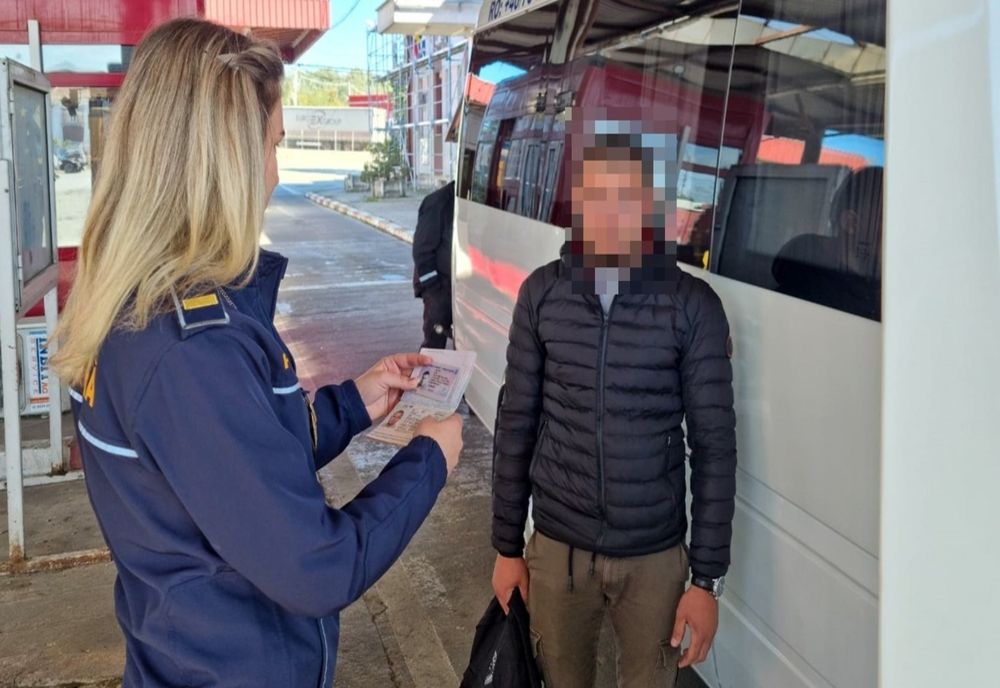 O mapă cu documente false i-a adus dosar penal