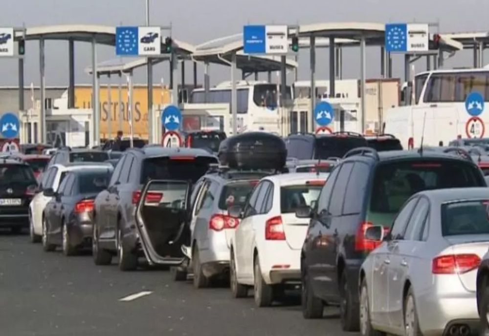 Şeful Biroului Vamal de Frontieră Iaşi, doi vameşi şi un patron au fost reţinuţi după percheziţii