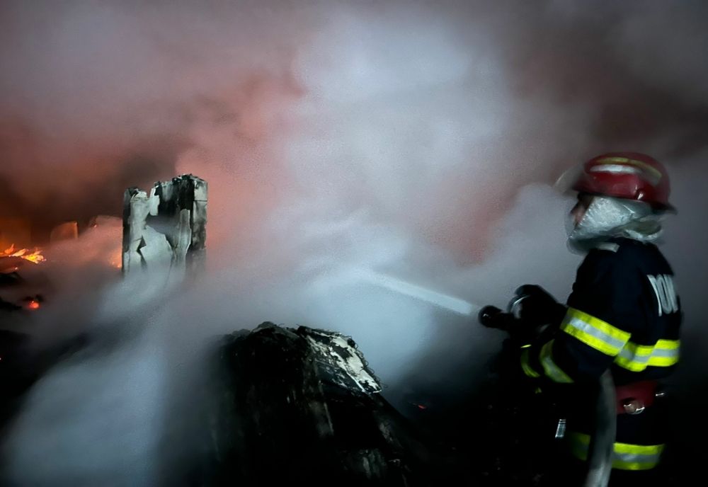 Incendiu la o cameră tehnică a unei gospodării din Tomești