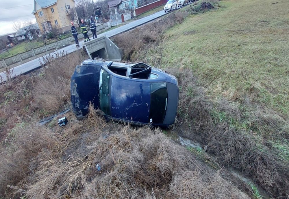 S-au răsturnat cu mașina în Ajunul Crăciunului