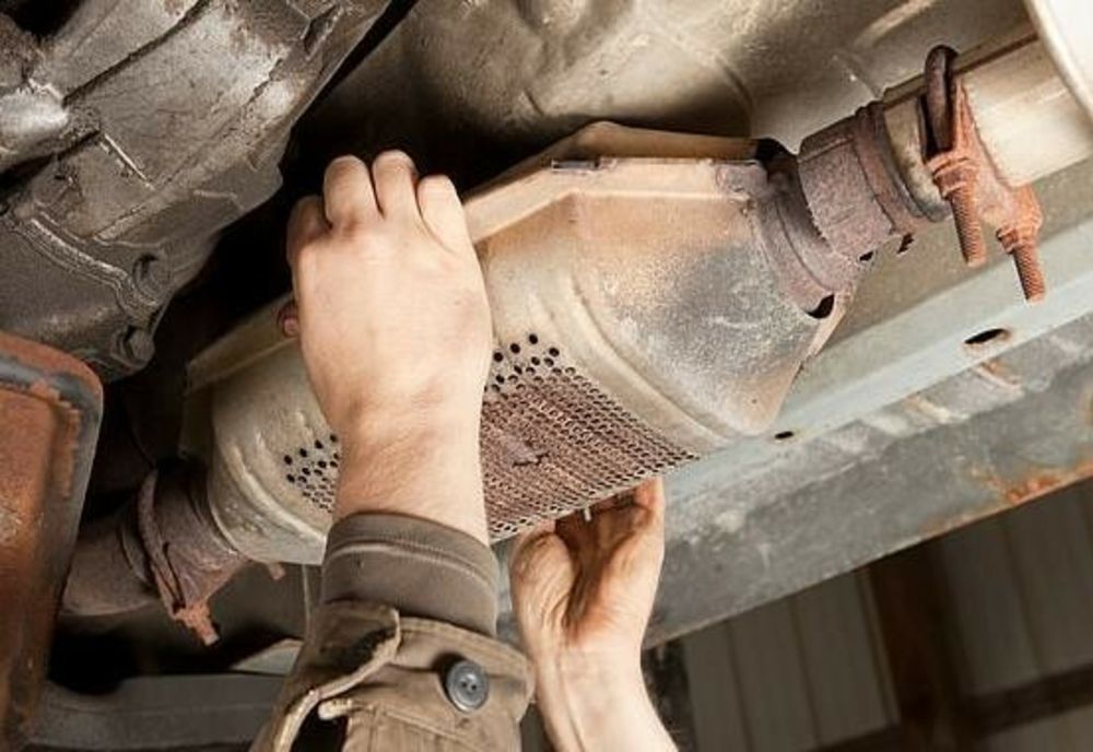 Arestați pentru furtul de catalizatoare de la autoturisme! 