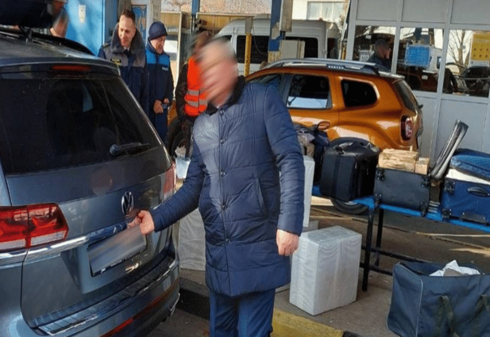 S-a dat drept „diplomat” și a încercat să treacă prin vamă cu țigări de contrabandă