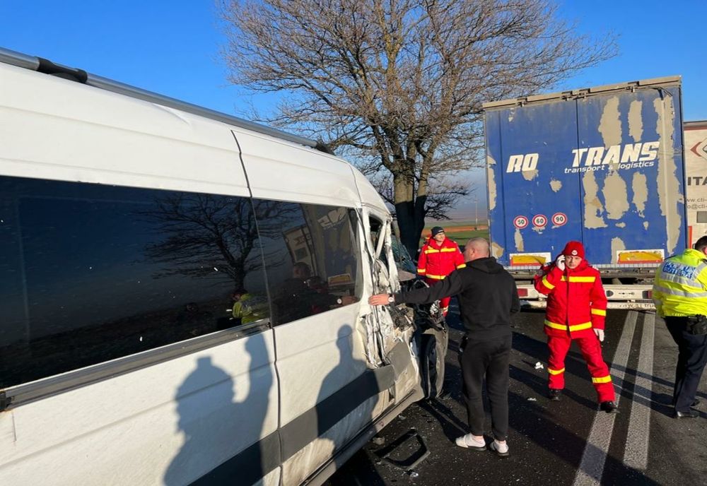 Un microbuz și un TIR au intrat în coliziune la Pașcani