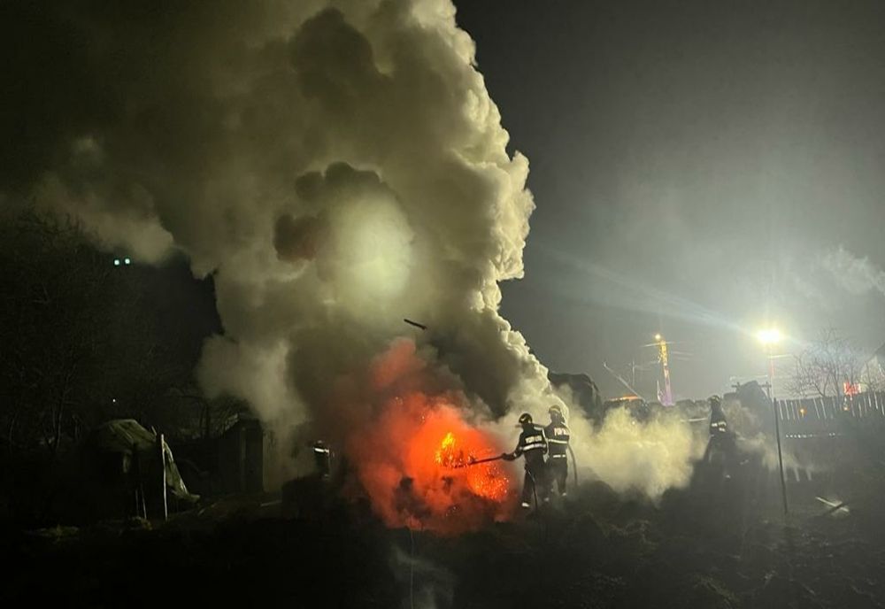 Furaje mistuite de flăcări în municipiul Pașcani