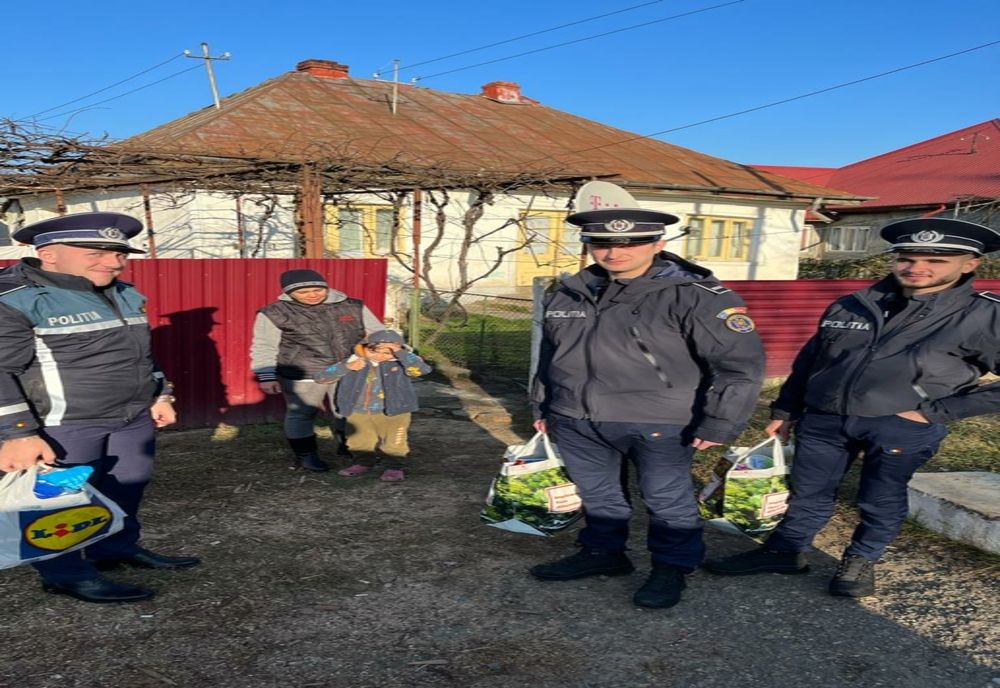 Polițiștii din Pașcani au fost ajutoarele lui Moș Crăciun