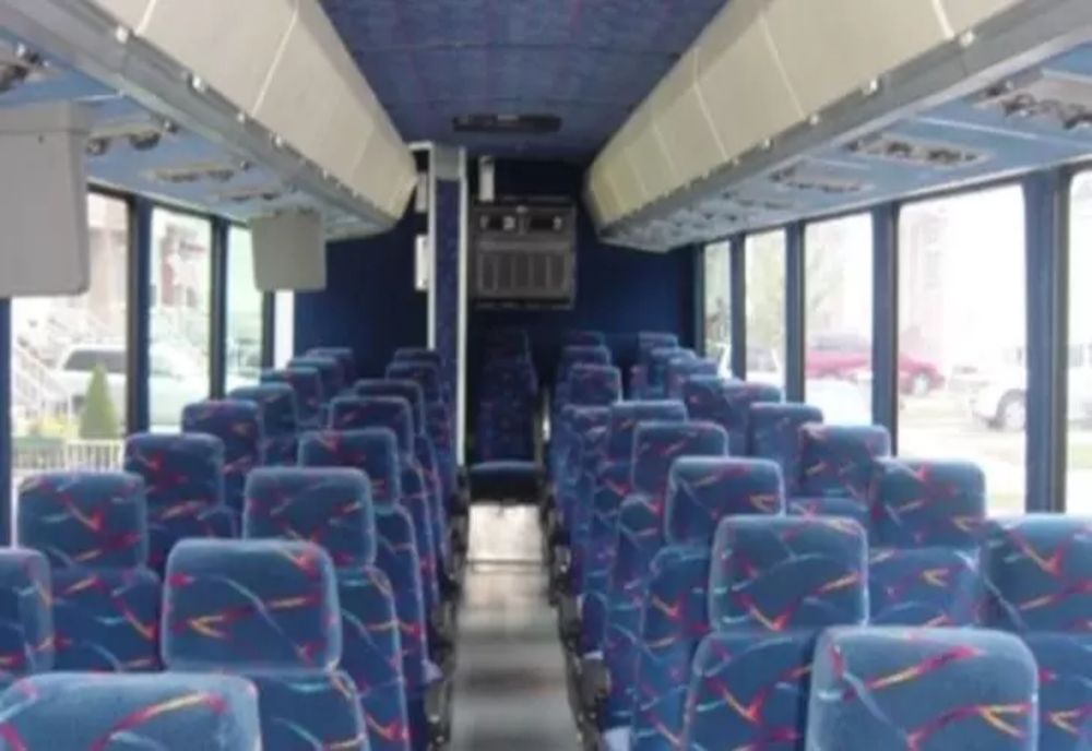 Despăgubiri de 10.000 de euro după ce și-a rupt mâna în autobuz