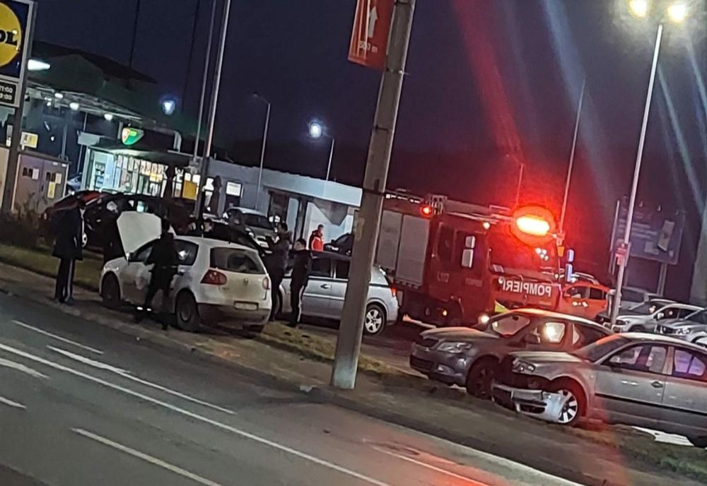 Accident pe șoseaua Bucium din Iași: două mașini parcate avariate de alte două care au intrat în coliziune