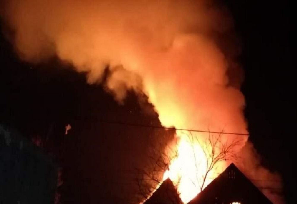 Acoperișul unei case din Mădârjac, cuprins de flăcări