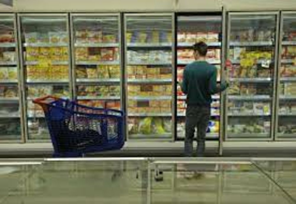 A mâncat conserve de pește și a băut energizant într-un magazin din Iași! Are dosar penal