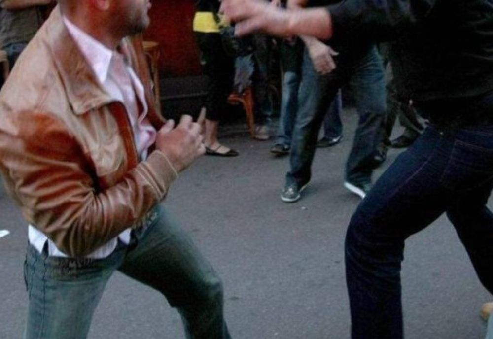 Doi tineri violenți au ajuns după gratii