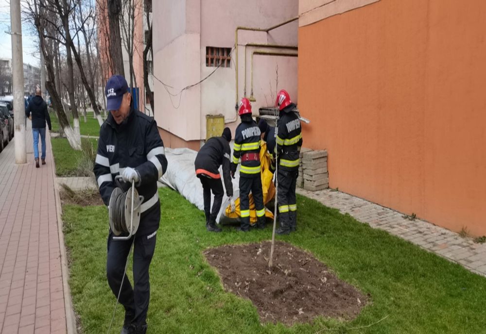 O femeie din Iași s-a urcat pe un bloc și a amenințat că se aruncă. A fost convinsă să renunțe 