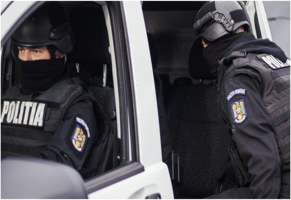 Duminică de „foc” pentru polițiștii ieșeni: aproape 100 de apeluri la 112