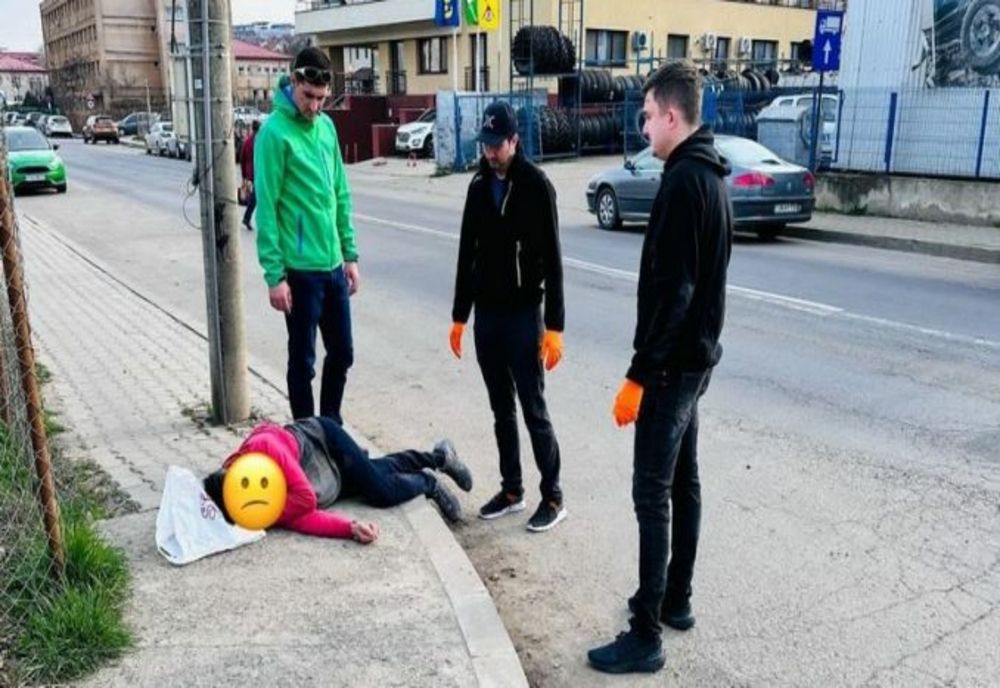 Iași. Un bărbat căzut în stradă, salvat de salvamontiști