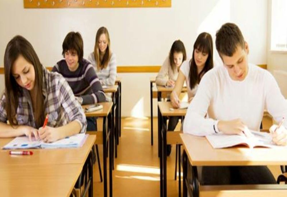 Elevii unui liceu vor trebui să învețe în containere. De ce s-a luat această decizie