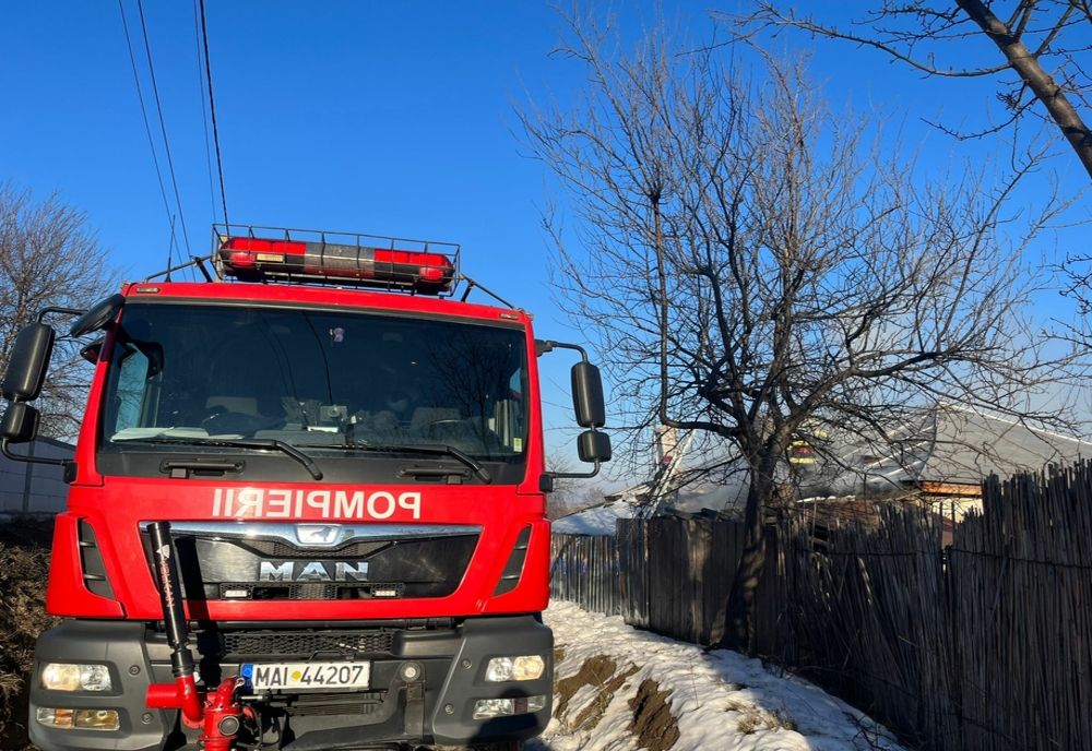 Incendiu la Țigănași. Pompierii intervin pentru a salva o casă din flăcări