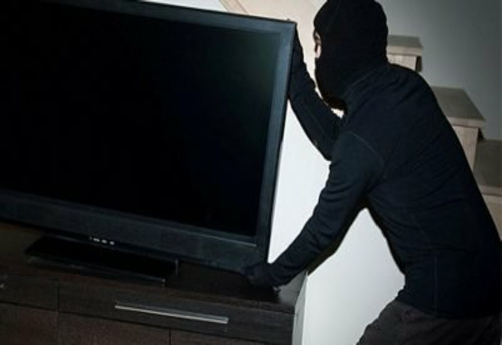 Au furat un televizor defect și un generator și au ajuns la poliție