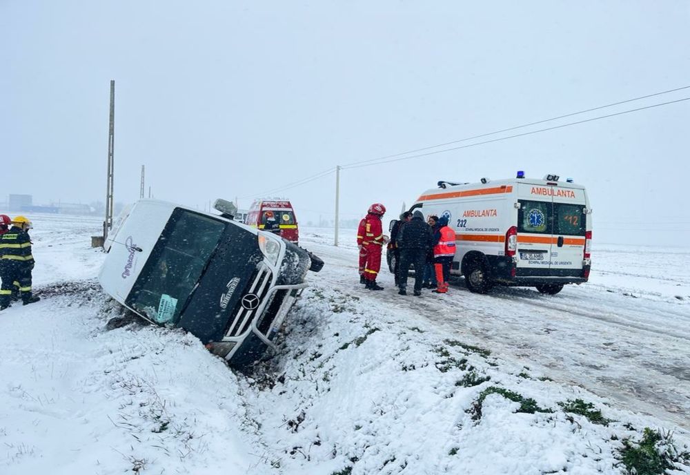 Un microbuz cu trei persoane la bord s-a răsturnat într-o comună din Iași