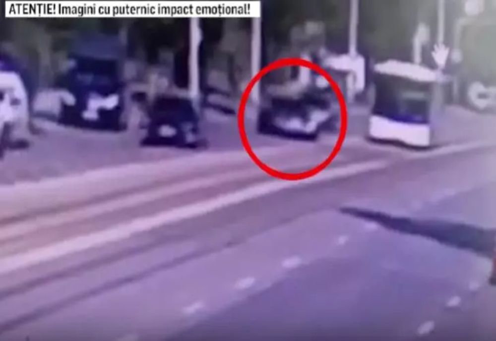 7 persoane rănite la Iași, după ce un șofer a întors fără să se asigure. Accidentul, surprins de camerele de supraveghere - VIDEO