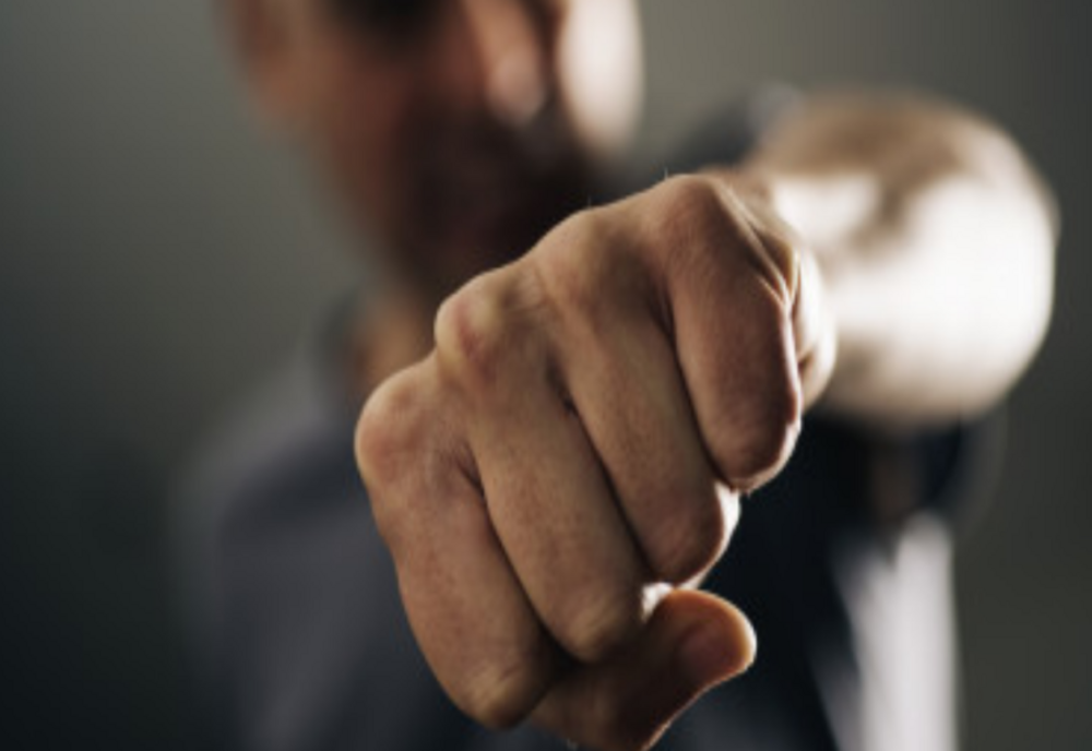 Bătrânețe grea pentru un bărbat bătut de fiu, periodic. Judecătorii l-au iertat pe agresor