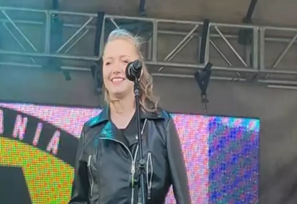 Revenire spectaculoasă pentru Alexia, fata căreia i-au fost repuse BRAȚELE. A urcat pe scenă, a cântat și a dansat - VIDEO