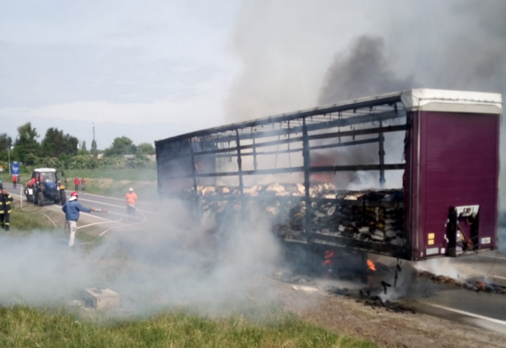 O remorcă cu furaje a ars ca o torță la Ruginoasa