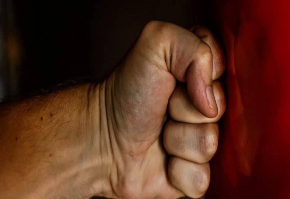 Elevul unei școli din județul Iași, lovit cu brutalitate de un angajat al unității de învățământ