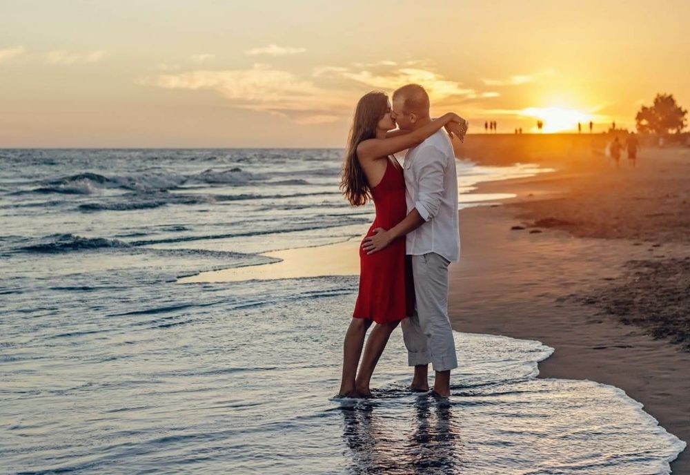 Sporește aroma pasiunii într-o seară romantică! – Ce parfumuri de lux cresc atractivitatea în cuplu?