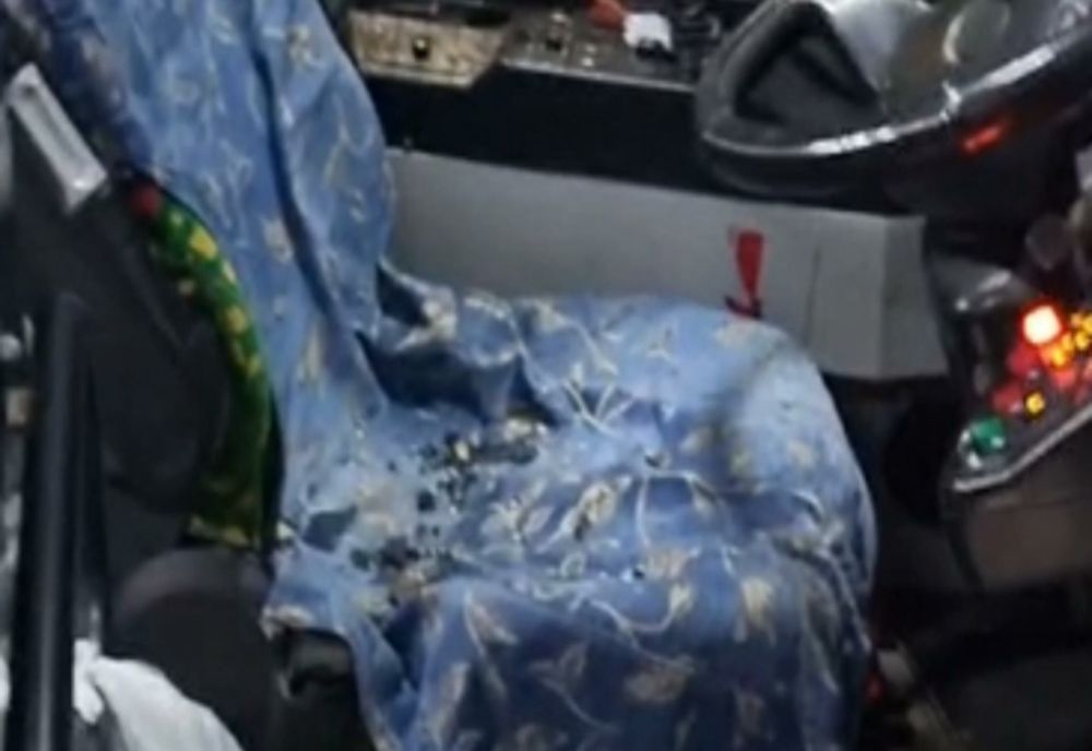 Un tânăr din Iași a distrus un autobuz și a atacat o femeie după ce i s-a cerut să valideze biletul