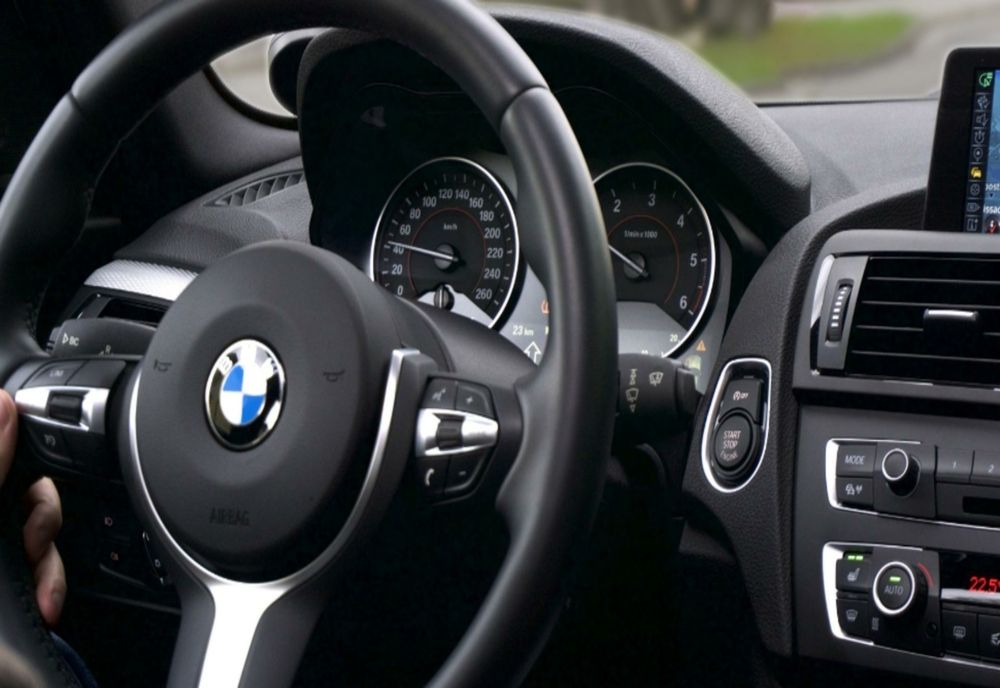 A înscenat furtul unui BMW pentru a încasa miile de euro din asigurare. Cum l-au dat de gol cheile mașinii pe un bărbat din Iași