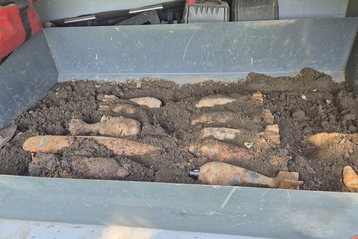 ALERTĂ ÎN PĂDUREA DE LA BOURENI, COMUNA MOȚCA: MUNIȚIE PERICULOASĂ GĂSITĂ DE AMATORI, NEUTILIZATĂ DE PIROTEHNISTI