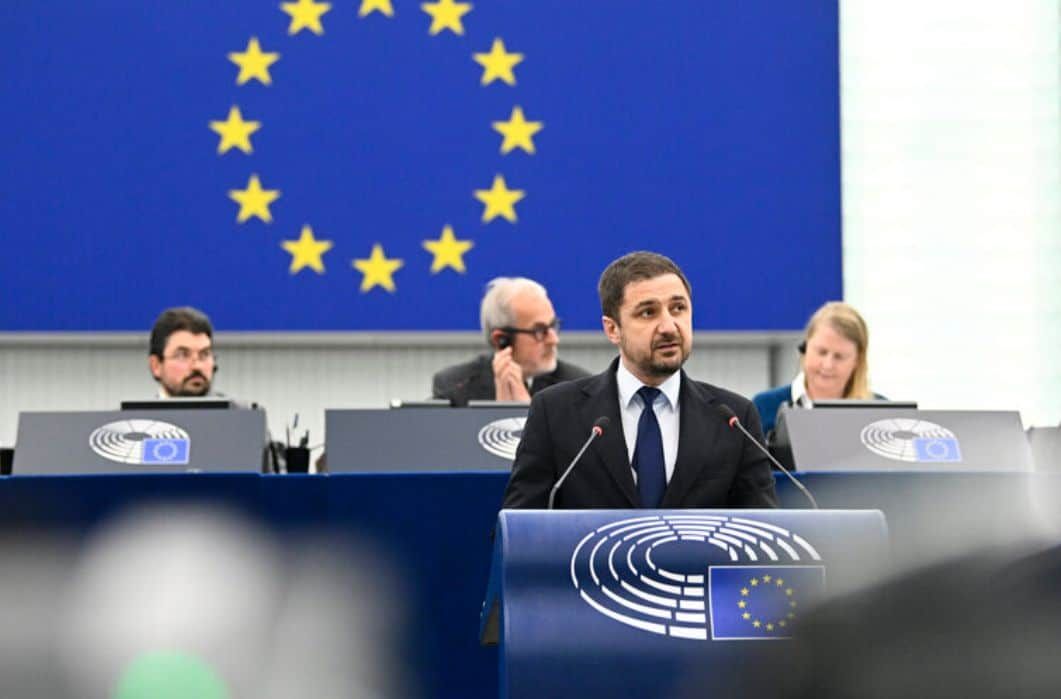 GUVERNAREA TOXICĂ PSD-PNL-UDMR ACUZATĂ DE "COMPLICITATE CRIMINALĂ" DE CĂTRE EUROPARLAMENTARUL AUR, ADRIAN AXINIA