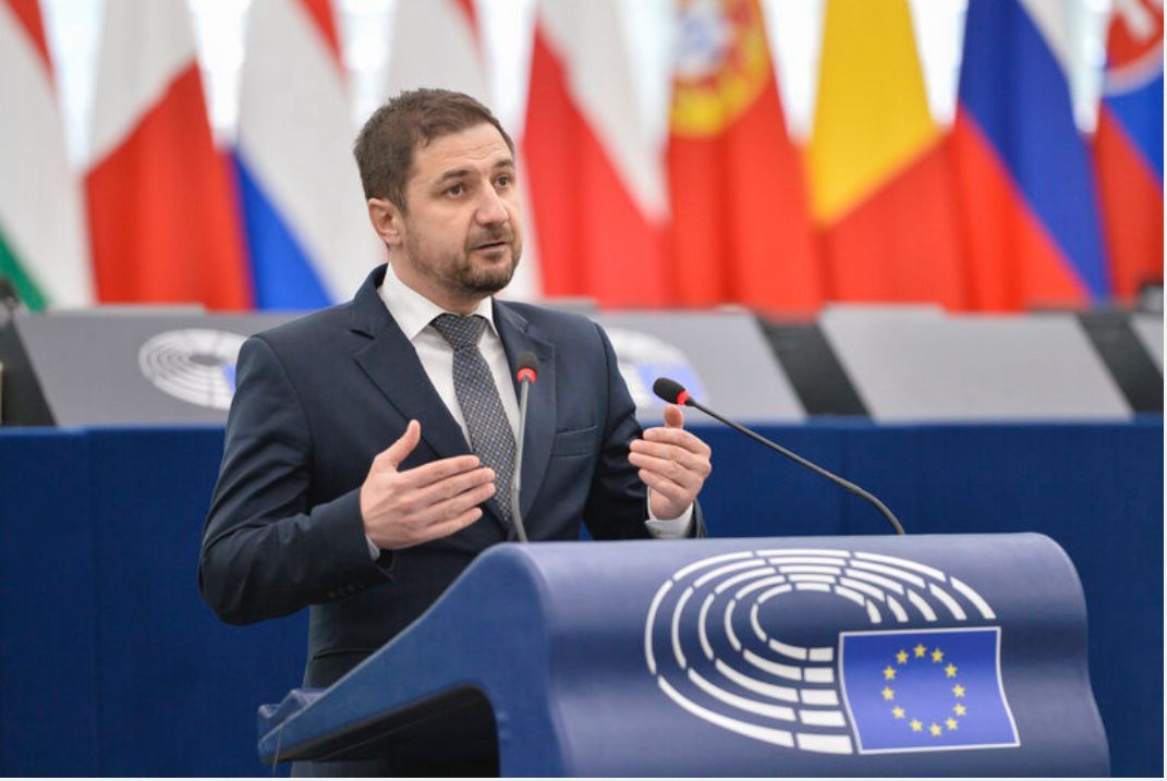  "LEUL A FOST SACRIFICAT PENTRU INTERESELE ELECTORALE ALE SISTEMULUI" AFIRMĂ ADRIAN AXINIA, EUROPARLAMENTAR AUR