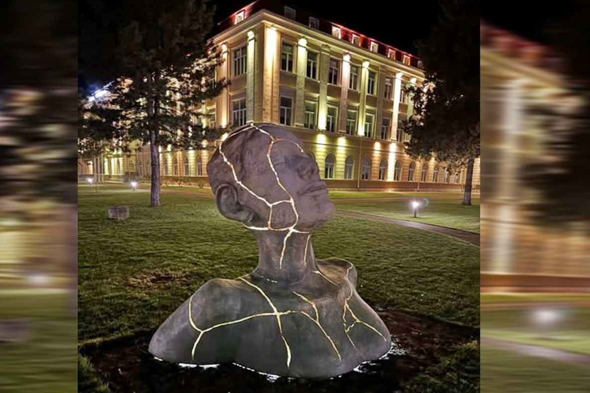 REGINA NORDULUI, O SCULPTURĂ DE 2,6 METRI ÎNĂLȚIME, LUMINEAZĂ USV IAȘI