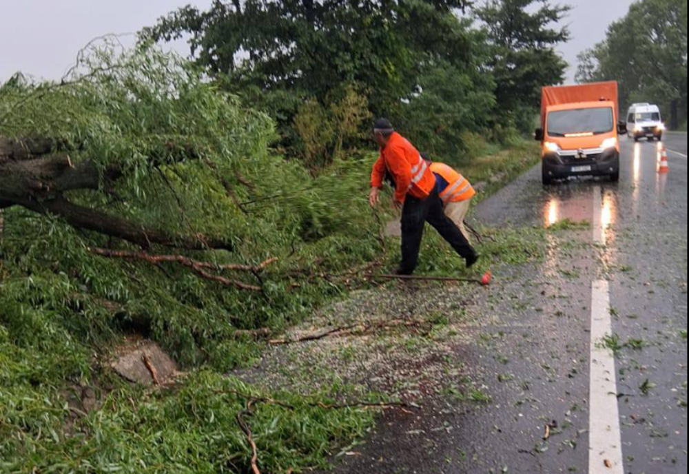 INTERVENȚII ALE POMPIERILOR IEȘENI ÎN MAI MULTE ZONE AFECTATE DE INUNDAȚII