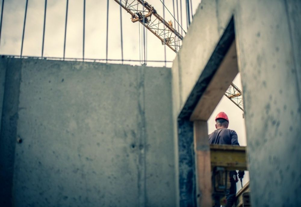 Dezvoltatori imobiliari amendați pentru că au afișat prețuri doar în euro 