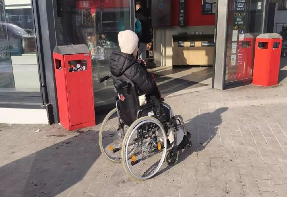 Cerșetoare de lux, demascată la Iași. Apela la mila oamenilor fiind în scaun cu rotile, dar locuia la un hotel de fițe cu toată familia