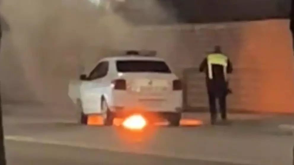 Mașină de poliție în flăcări pe un bulevard din Iași: intervenție de urgență a pompierilor 