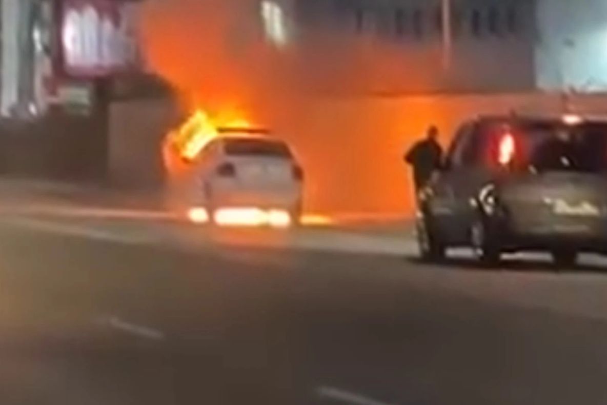 O autospecială de la Poliția Română a fost cuprinsă de flăcări