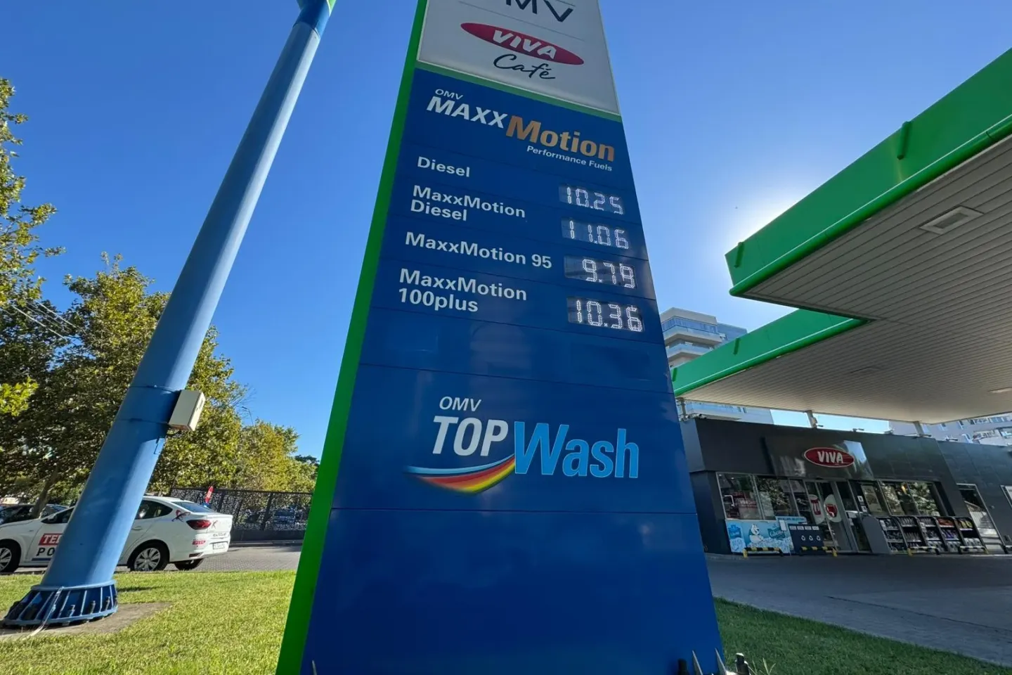 Benzina a trecut de 10 lei, motorina se apropie de 11 lei. Economiștii avertizează asupra efectelor în economie