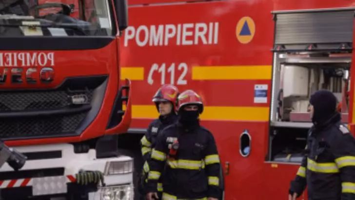 Incendiu puternic în Bacău: trei case și mai multe anexe au fost cuprinse de flăcări