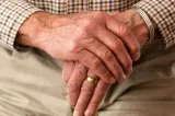 Pensionar de 81 de ani din Iași, obligat să plătească impozit un an întreg pentru o mașină pe care a scos-o din evidența fiscală în martie
