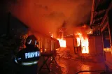 Incendiu la un centru pentru minori din Pașcani: un foișor a ars miercuri dimineață