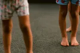 Fetiță de 4 ani din Iași, lăsată singură într-o mașină încinsă, în plin cod roșu de caniculă. Polițiștii au intervenit de urgență
