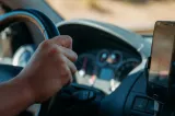 Cod Rutier. Obiectele lăsate pe jos în mașină îți pot aduce o amendă de peste 1.600 de euro și suspendarea permisului