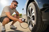 Canicula pune la încercare anvelopele mașinii. Ce verificări trebuie făcute pentru a evita penele și exploziile de cauciuc