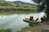 Băiețelul de 4 ani dispărut de acasă, găsit fără viață în râul Trotuș. Peste 250 de oameni l-au căutat